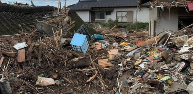 熊本県人吉市の水害被災地にレインコートを支援