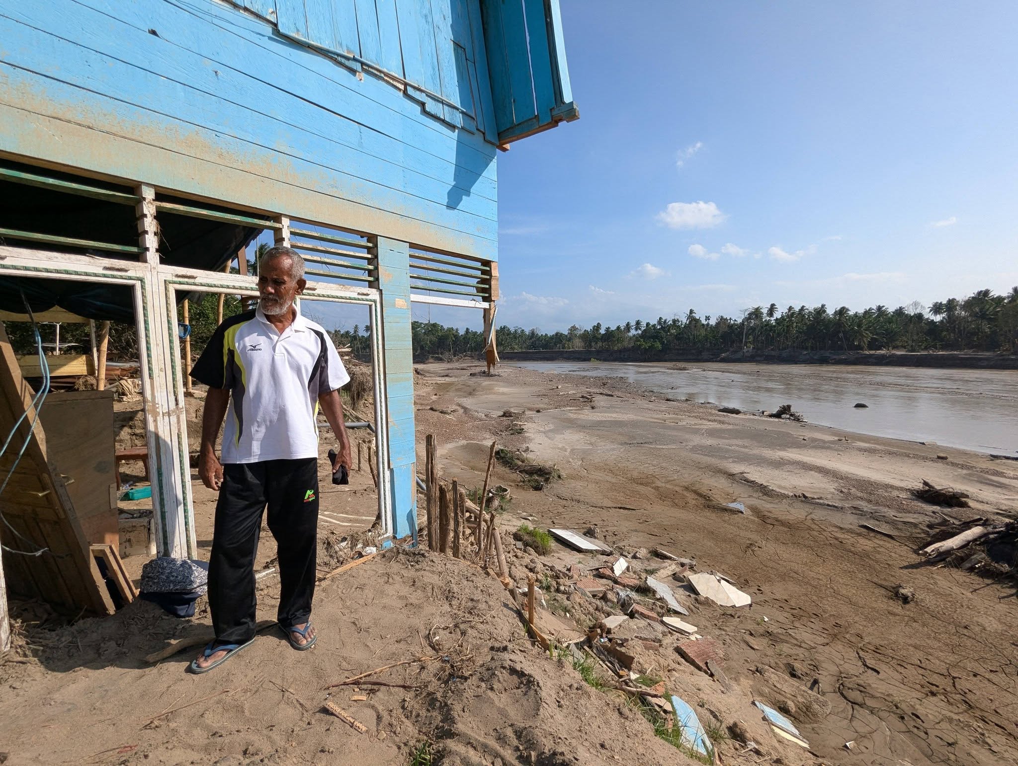 家が流され橋が崩落～インドネシア・スマトラ島の水害被災地から